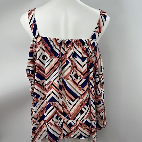 Vince Camuto abstract print off shoulder medium top - Picture 5 of 6